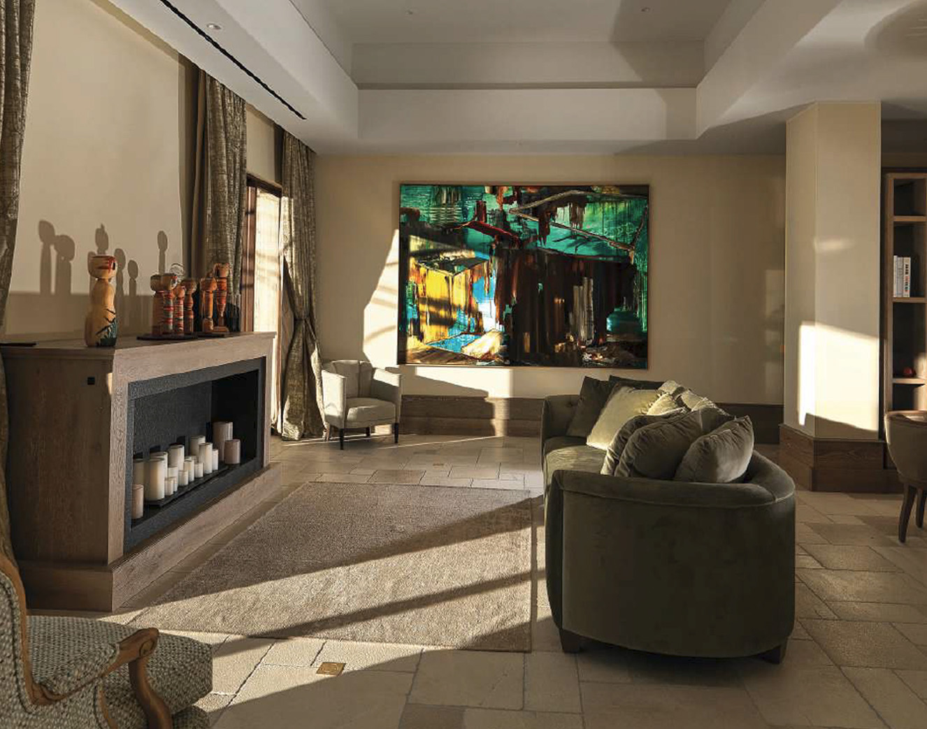 Elegantes Wohnzimmer mit modernem Kunstwerk, gemütlichen Möbeln und warmem Licht, ideal für Entspannung und Genuss.