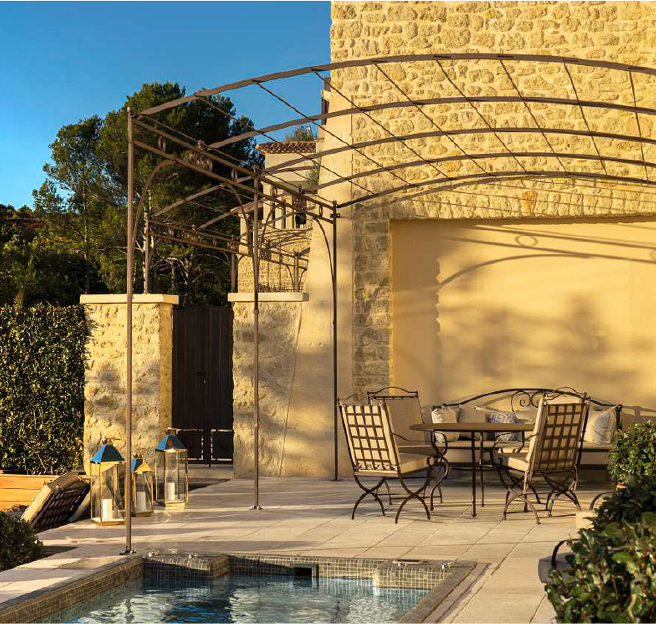 Elegante Terrasse mit Sitzgelegenheiten und Pool, umgeben von Natur, ideal für Entspannung in La Coquillade.