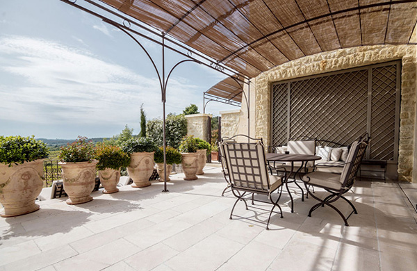 Gemütliche Terrasse mit Pflanzenkübeln und Sitzgelegenheiten, ideal für entspannte Momente in La Coquillade.