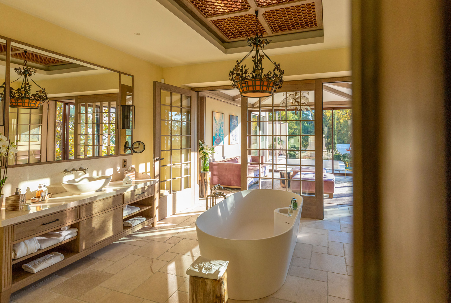 Elegantes Badezimmer mit freistehender Badewanne, großen Fenstern und stilvollem Interieur in La Coquillade.