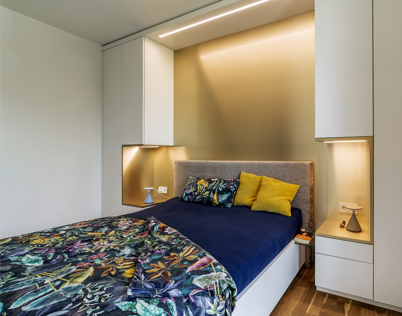 Modernes Schlafzimmer in Süddeutschland mit floralem Bettbezug und stilvollen Möbeln.