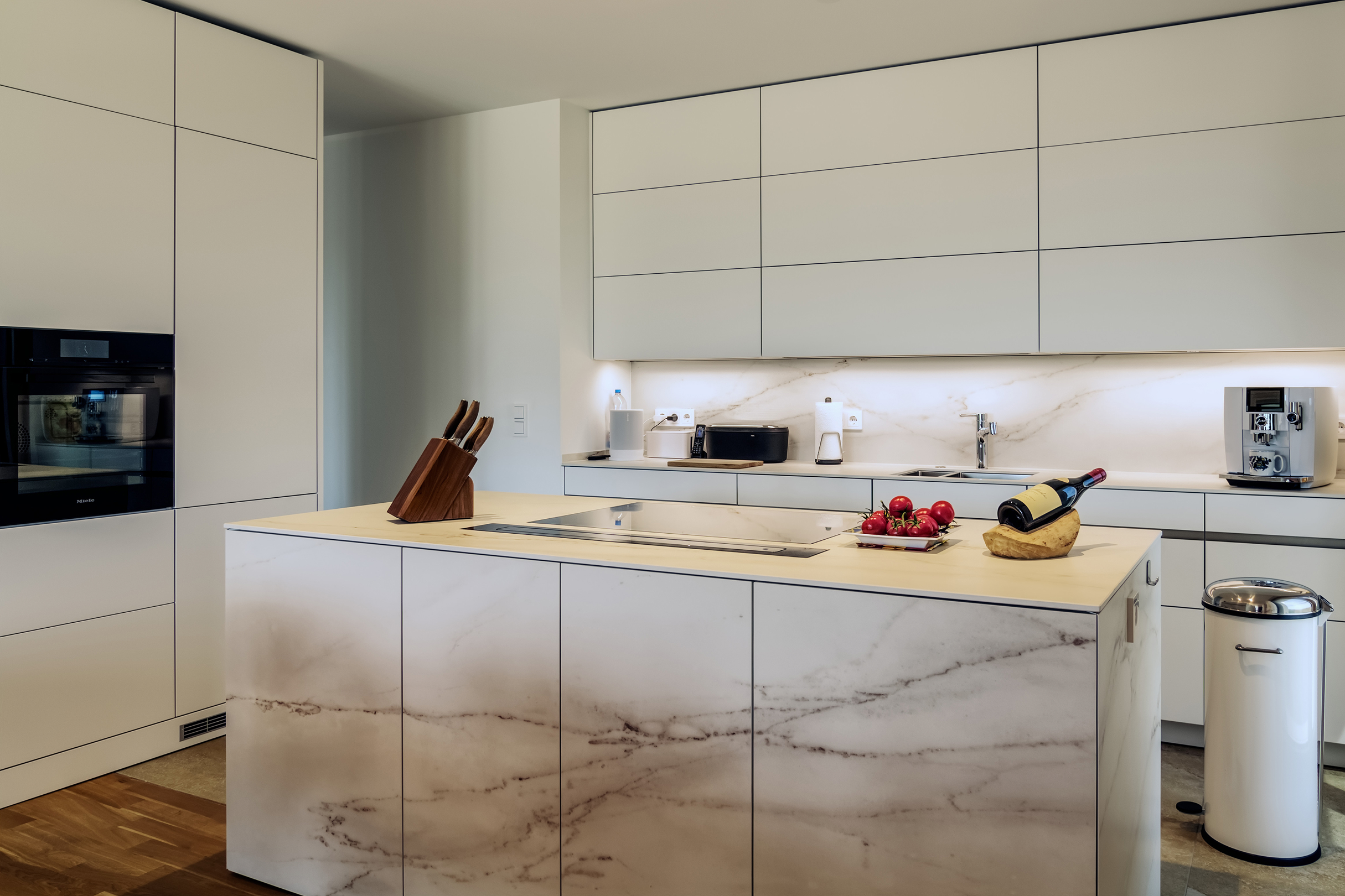 Moderne Küche in einem Privathaus in Süddeutschland mit eleganten Oberflächen und hochwertigen Geräten.